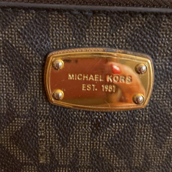 Michael Kors Sheila handbag medium. Excellent condition gently used twice. - Picture 10 of 10